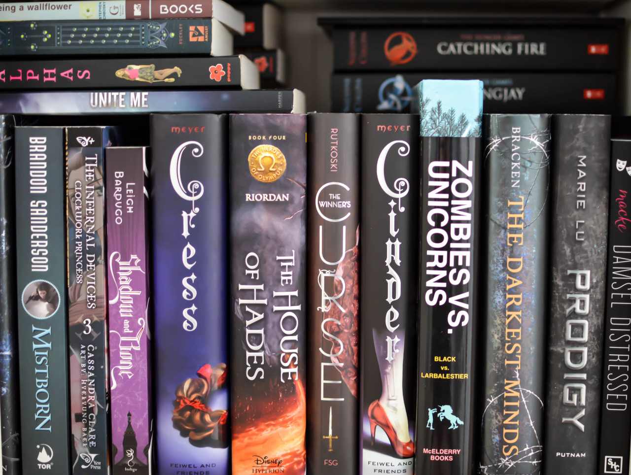 twirlingpages:  rainbow bookshelf ♡
