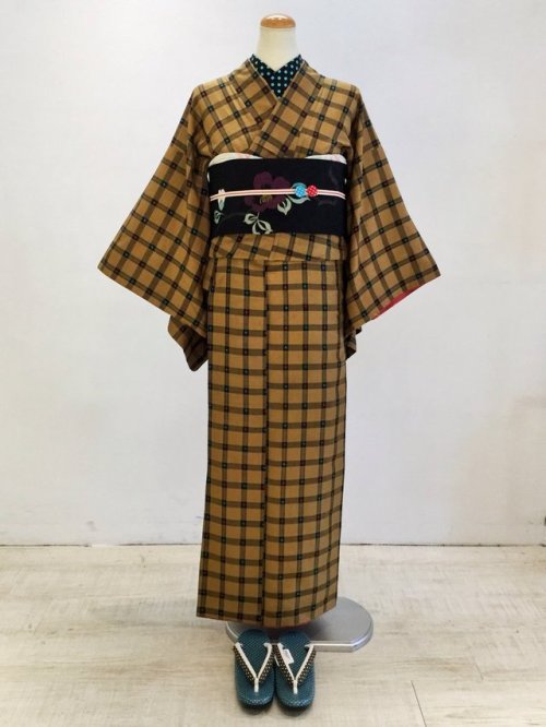 Camellia obi paired with comfy looking checkered kimono, lovely retro feeling for this outfit seen o
