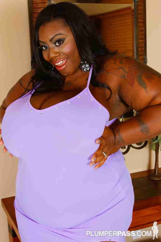 hugebreastonly:  Ms.Diva can get all the dick!!!