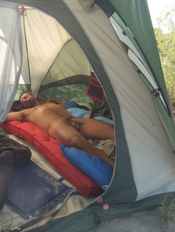 hot-sleeping-guys:  z-z-z - Hot Sleeping Guys - z-z-z  Encantado me voy a acampar