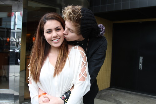 flannelukee:  @5SOS: LOL Luke mooned a guy who was yelling at some fans, LAD