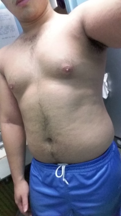 awit00: Did arms and abs @gym today . Need to loosen up that belly so it can relax