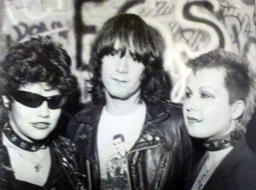 Dee Dee Ramone with and Pleasant Gehman and Hellin Killer, 1977.Photo by Jenny Lens.