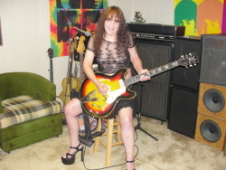 bibtmmwm:  Lucky guitar!!!