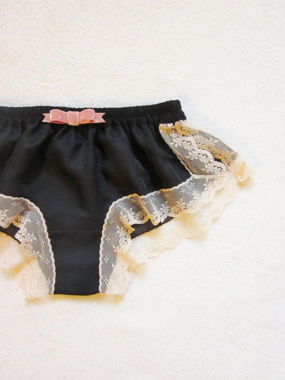 dentellesetfroufrous:  Hanataba, Kokucho, Arare and Oiranso by Naomilingerie 