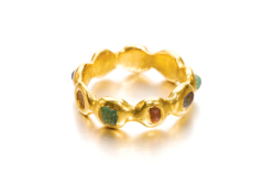 gemma-antiqua:  Romano-British gold ring with garnet, sapphire, and emerald inlays, dated to the 4th to 5th centuries CE. 