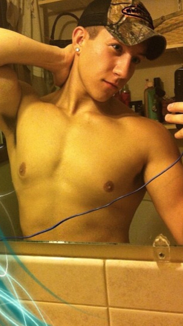 dippinfan:  itsdudesilike:  redneck-lover:  redneck417:  WHAT A CUTE FUCK WAD  HOLY
