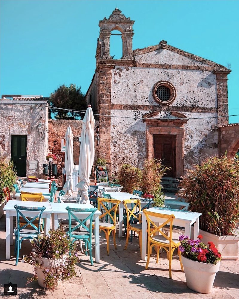 ysvoice:| ♛ |  Sicilian Taverna by the church - Siracusa  |  By @eliana_strano