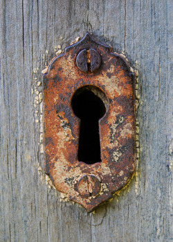 isis0isis:Keyhole by Lucie Veilleux aka 3dots on Flickr.