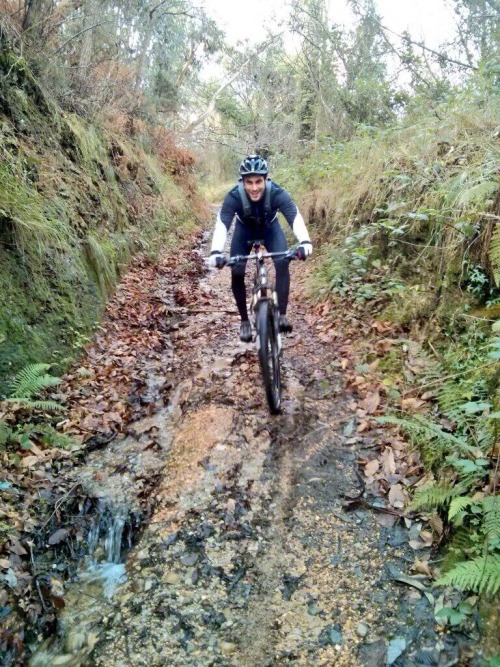 asturiasbike:  Entre chaparrón y chaparrón algunos salen. Compartiendo experiencias #BTT en #Asturia