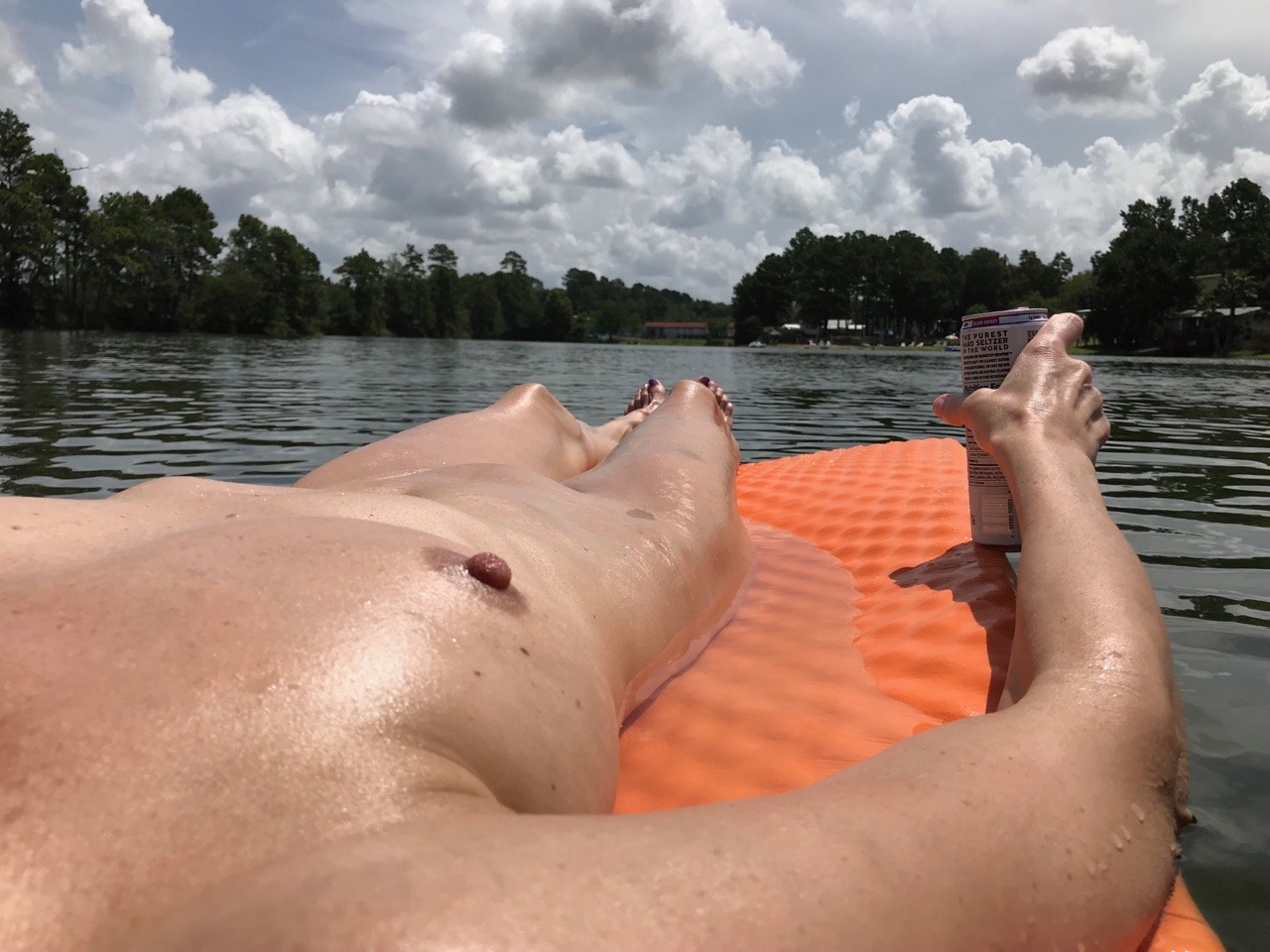 livefree-n-nude: imurhuckelberry:  Just nekkid  😚 