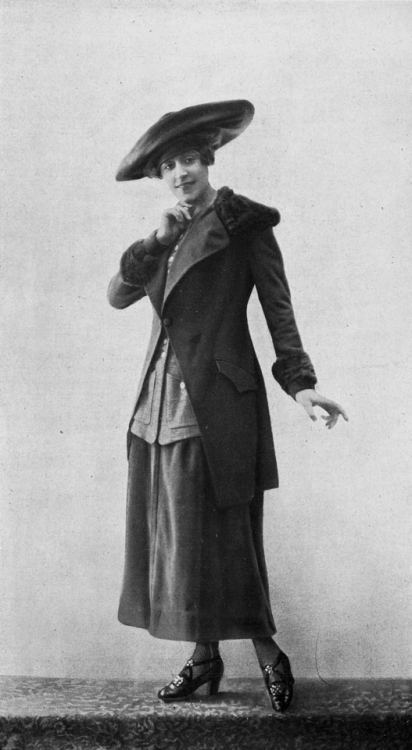 Tailored suit by Linker &amp; Co, Les Modes 1917 (N174). Photo by Félix.
