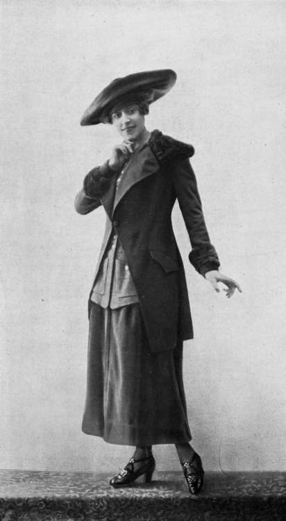 Tailored suit by Linker & Co, Les Modes 1917 (N174). Photo by Félix.