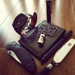 glofindel:  current setup #edc#pocketdump#everydaycarry 