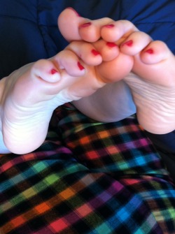 kissabletoes:  All propped up &amp; ready to put them inside your warm wet mouth. 👅👣💕