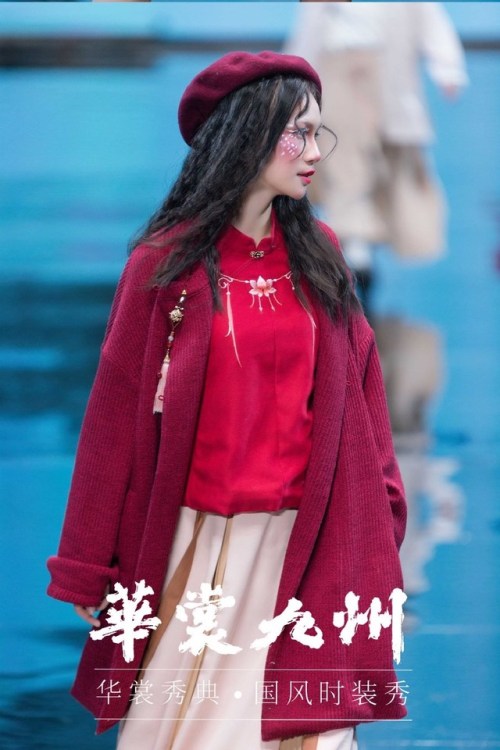 dressesofchina:HuaShangJiuZhou Dec. 2018 fashion show. Full show here.