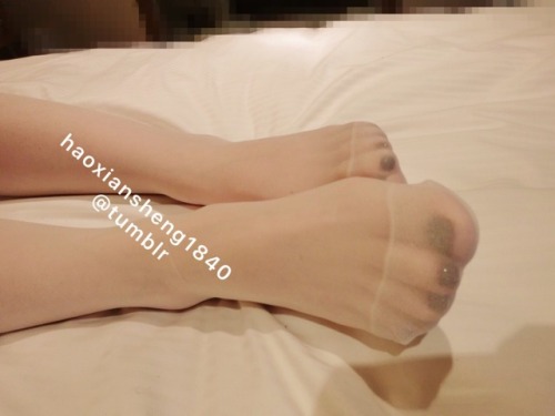 haoxiansheng1840:老婆的美足？如果说她165的身体上有什么让我觉得是最美的话。我首选她的玉足。加上本人有一些恋足的嗜好。除了有次探探玩过一个95年的小妹可以与之媲美。但毕竟妻子31了。