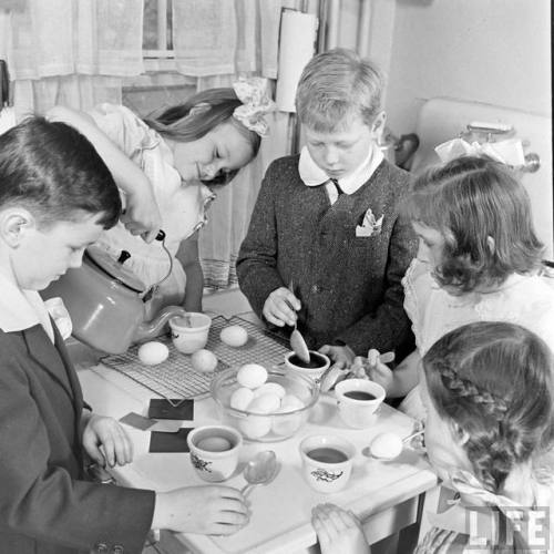 Coloring eggs(Nina Leen. 1941?)