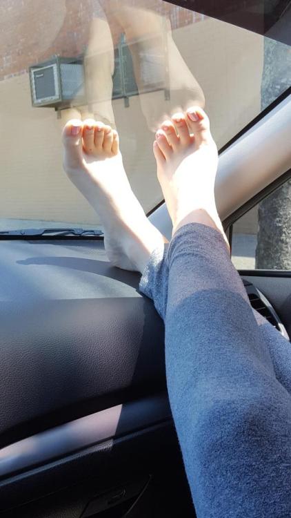 sexy-bare-feet:Sunny toes https://is.gd/Jz6QMT
