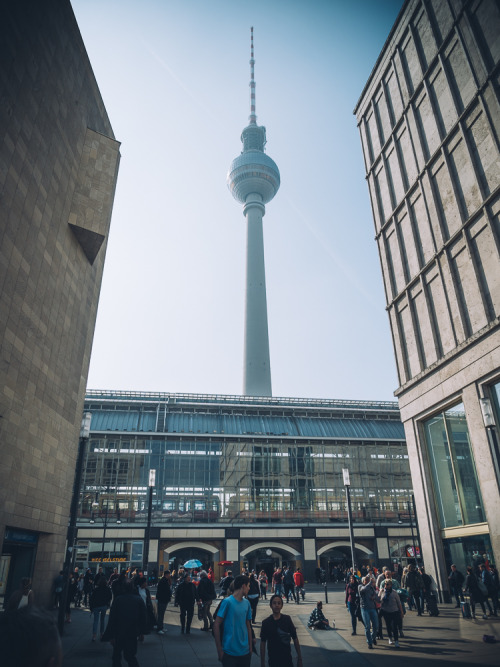 thehyperfocal:Berlino Day Two - The one where we see the wall and the tower Continua a leggere