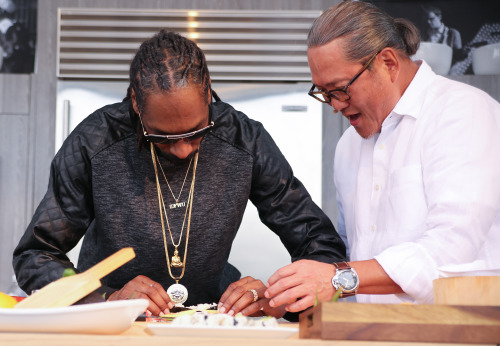 celebritiesofcolor: Snoop Dogg rolls sushi with sushi master Masaharu Morimoto Gee I wonder how h