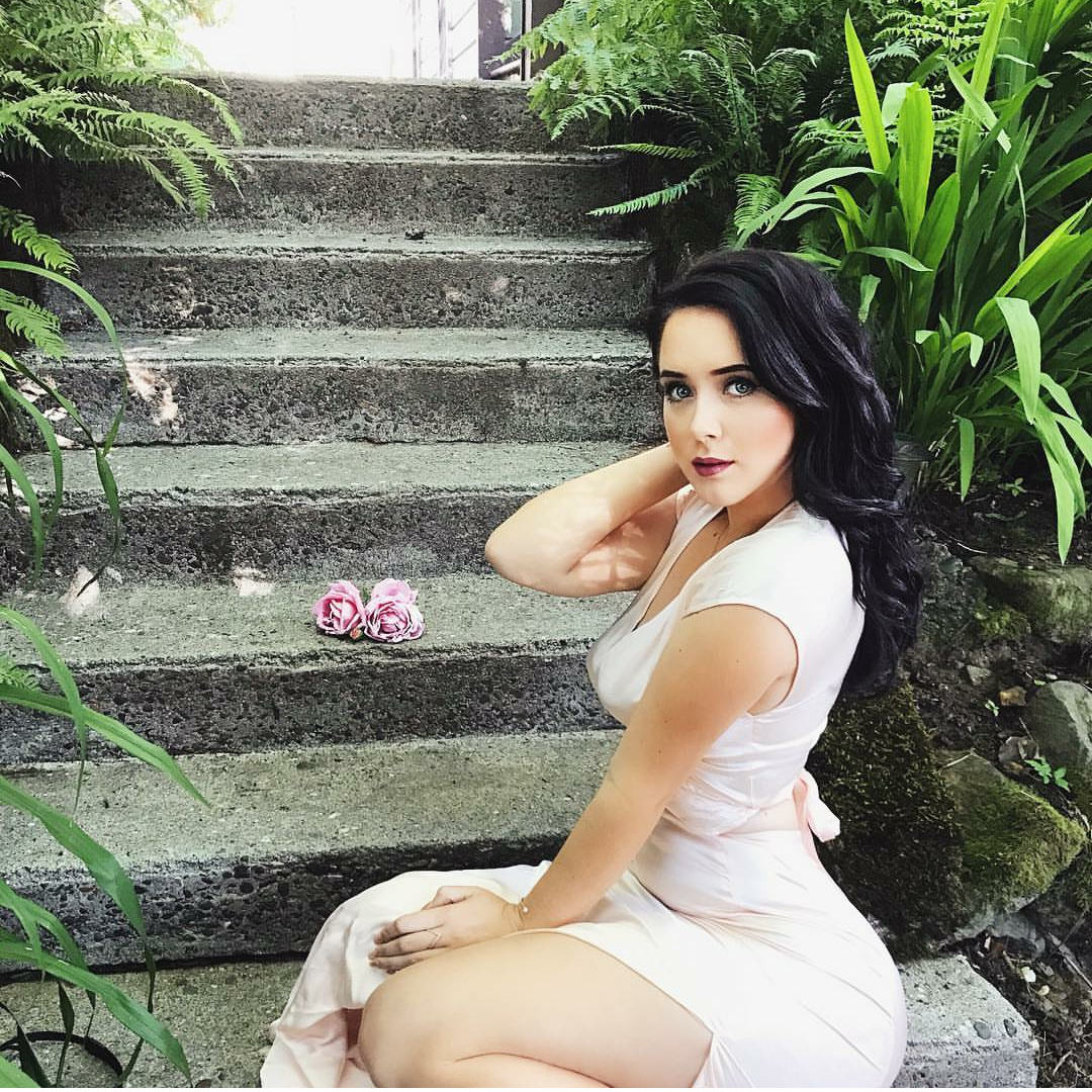 slim-n-wide:  Holly Luyah | @luyah on instagram Instagram.com/luyah Follow “Small