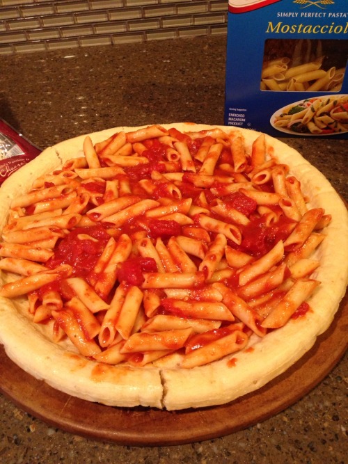 blue-eyed-hanji: typesetjez: Pasta pizza! I improvised the recipe and it turned out amazing! you are