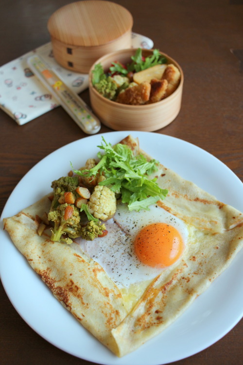 bentojapon: This morning I cook Galettes de sarrasin (buckwheat crepes) for my daughter. She loves i