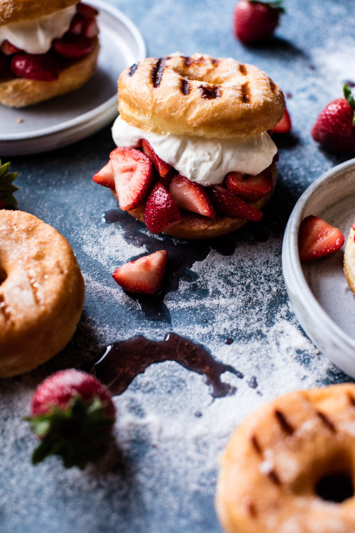 sentry-34:  feels-vining: sweetoothgirl: Strawberry Shortcake Grilled Doughnuts @sentry-34  @mmmmmistilllikepotatosalad@burning–light@brittania-rex  Well alright then, those look tastyyy
