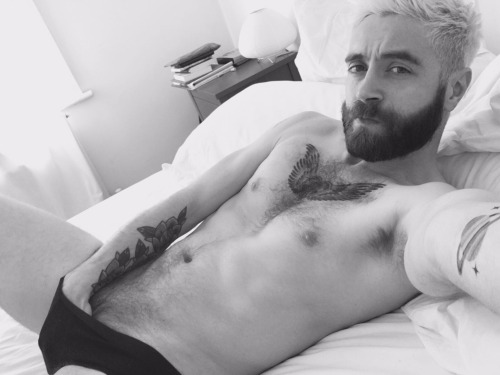 dudeswhatilike:  scruffyasfuck:  This man 😍🍆@dudeswhatilike   funemployment = taking nudes…