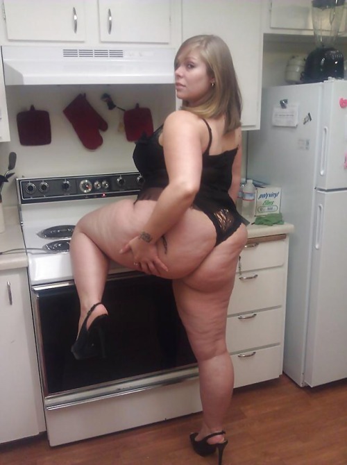 cakesxpeachesxracksx:  Pawg bbw kitchen works 😍😊😋 