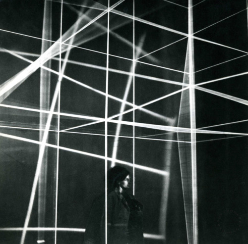 vivipiuomeno1:  Gianni Colombo, Spazio elastico/Elastic Space 1967/68 Elastiques fluorescents, moteurs électriques, lampes