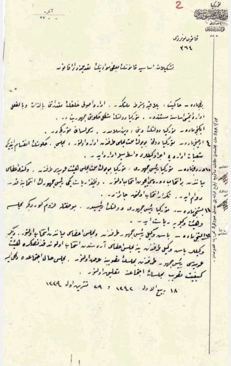 Meclis’in Anayasa’da 29 Ekim 1923’te yaptığı değişikliklerin yeraldığı ve Meclis kâtiplerinin yazdık