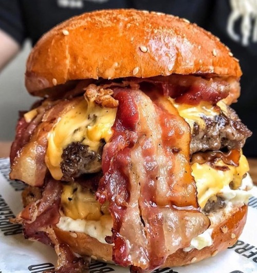 Bacon overflowing ! Tag a friend that would help you smash this-✔️ Follow @inbetweenbuns✔️ Follow @i