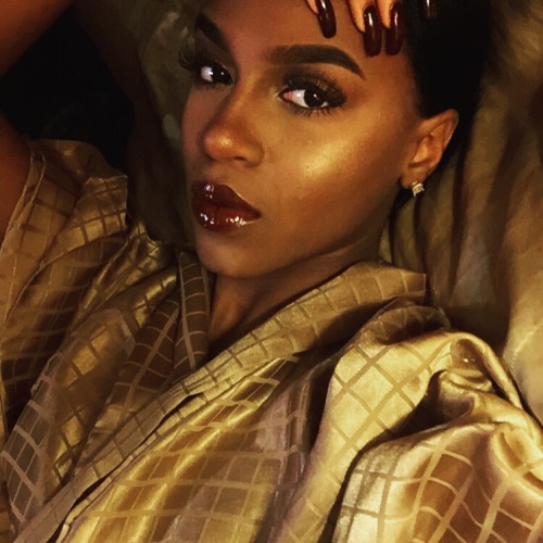dollsofbeauty: theanidaadina:  I hate chocolate but it loves me  Hunny boo 