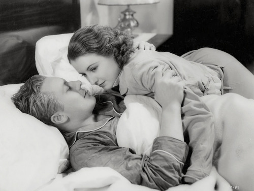 artdecoluv:Barbara Stanwyck and Gene Raymond in The Woman In Red 1935.