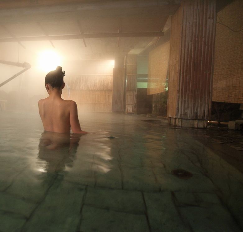 Japanese onsen, via oguro.keita  群馬県 四万温泉「鐘寿館」写真の混浴露天に家族風呂、ゆる～い雰囲気の貸切風呂など、1泊では物足りない気持ちになります。