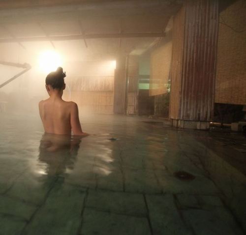 Japanese onsen, via oguro.keita 群馬県 四万温泉「鐘寿館」写真の混浴露天に家族風呂、ゆる～い雰囲気の貸切風呂など、1泊では物足りない気持ちになります。