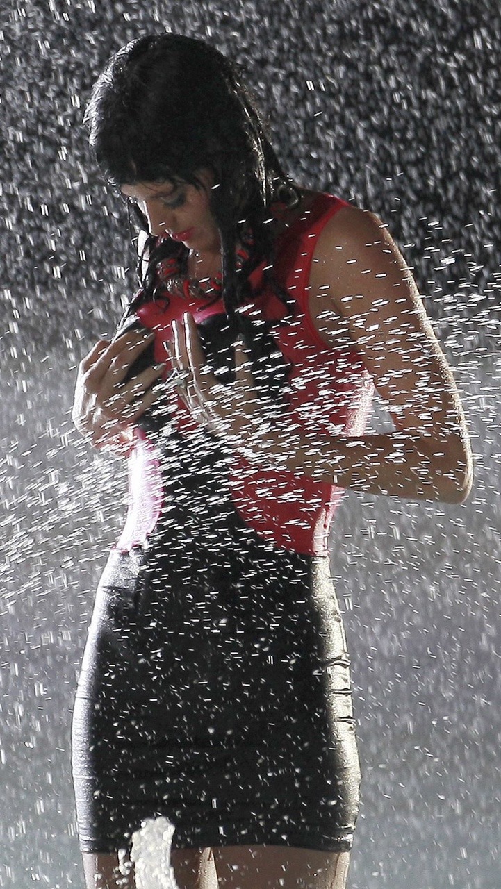 maddoglouie:Katy Perry all wet