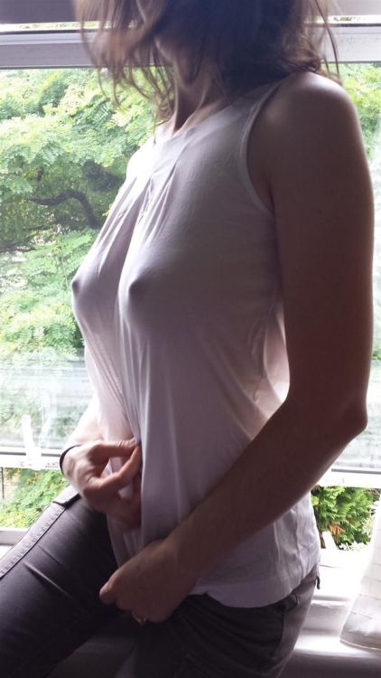 the-poking-tits:Thin material is best material … bit.ly/1NPuFKl
