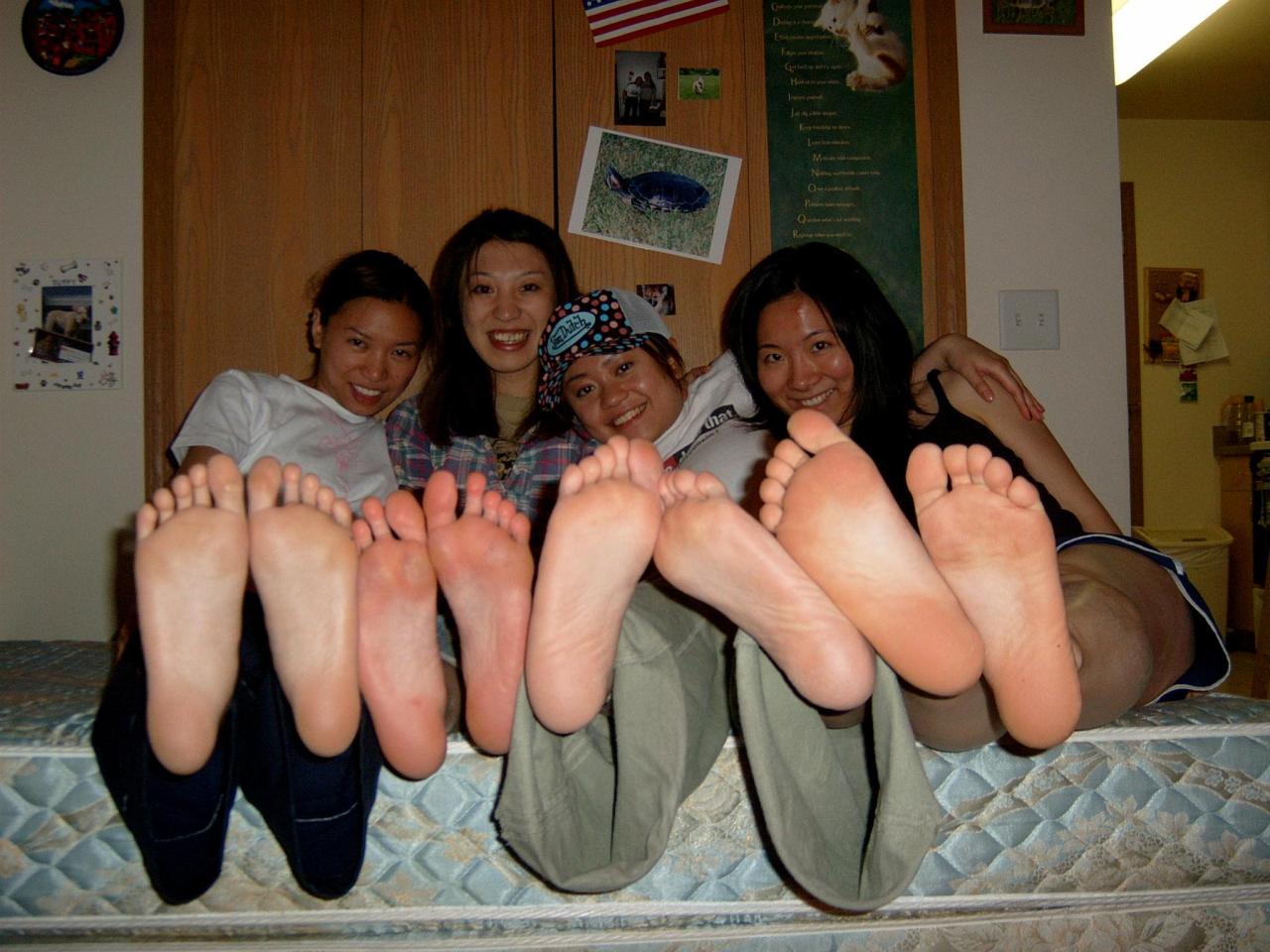 foot-perv:  Reblog if you love cute soles!