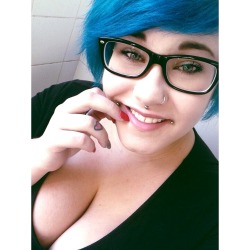 tr0llop:  Selfie Saturday, cleavage on point