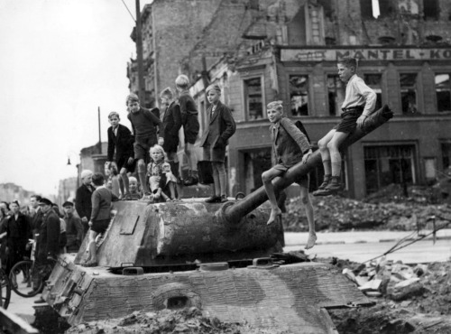 bag-of-dirt:German children play on a Panzerkampfwagen Panther Sd.Kfz. 171, Pantherturm III - Betons