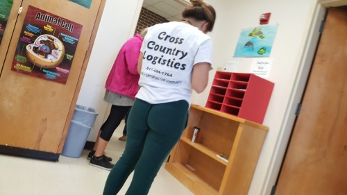 school-voyeur: Caught this nice ass during school.