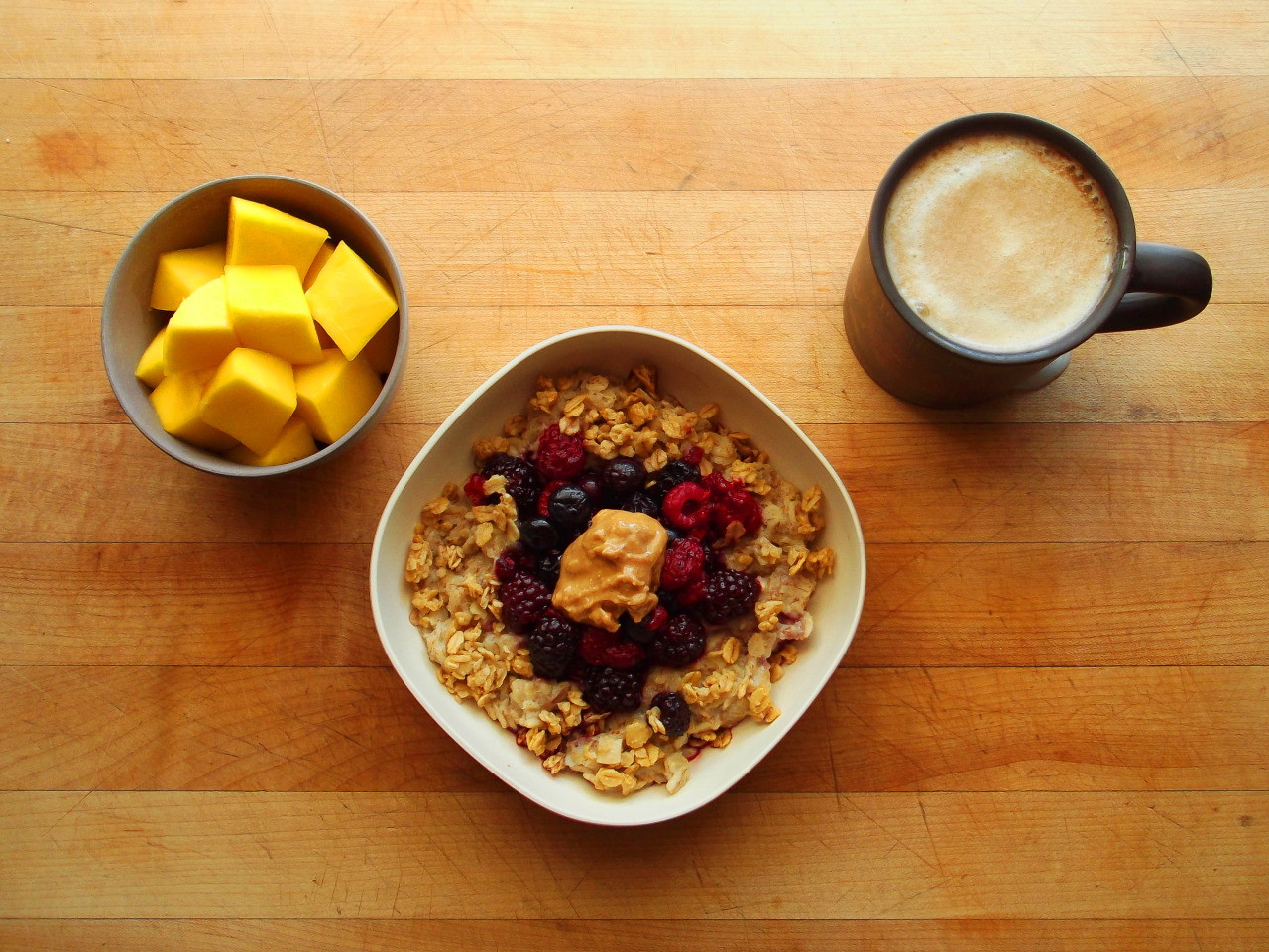 garden-of-vegan:  mango, oatmeal with cinnamon, agave syrup, ground flax seed, and