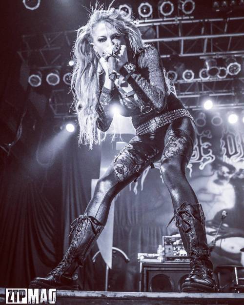 My favorite shot of the night @heidithebutcher and #butcherbabies played #thehouseofblues #cleveland