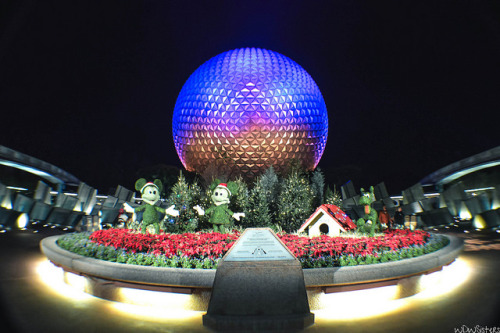 disneyworldsisters:Holiday Topiary and Spaceship Earth on Flickr.Christmas cheer found here ✨