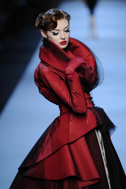 classykittenn:  I never really cared much for labels or high fashion, but i can not, nor i ever will deny beauty in any form, especially the one you can see that was worked really hard on it.  Christian Dior-Spring 2011 HauteCouture Kitten        