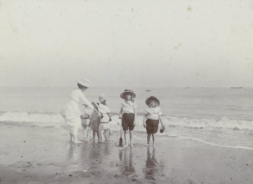 Sacha and Renée Pauw van Wieldrecht withother children and a woman on the beachCount Henry Pauw van 