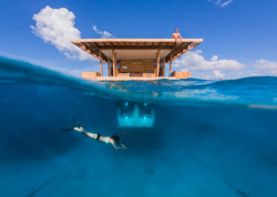 chztn: Underwater Room - Manta Resort The Underwater Room is a three-storey floating platform by Manta Resort. The bottommost part is submerged under water, whilst the upper roof functions as a place for stargazing and sunbathing. 